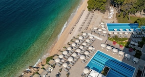 Sur la plage, cabana (supplément), chaise longue, parasol