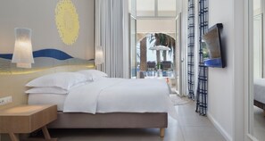 Deluxe Junior Suite, Swim-up Pool | Seprai antialergi, selimut bulu angsa, minibar, dan brankas