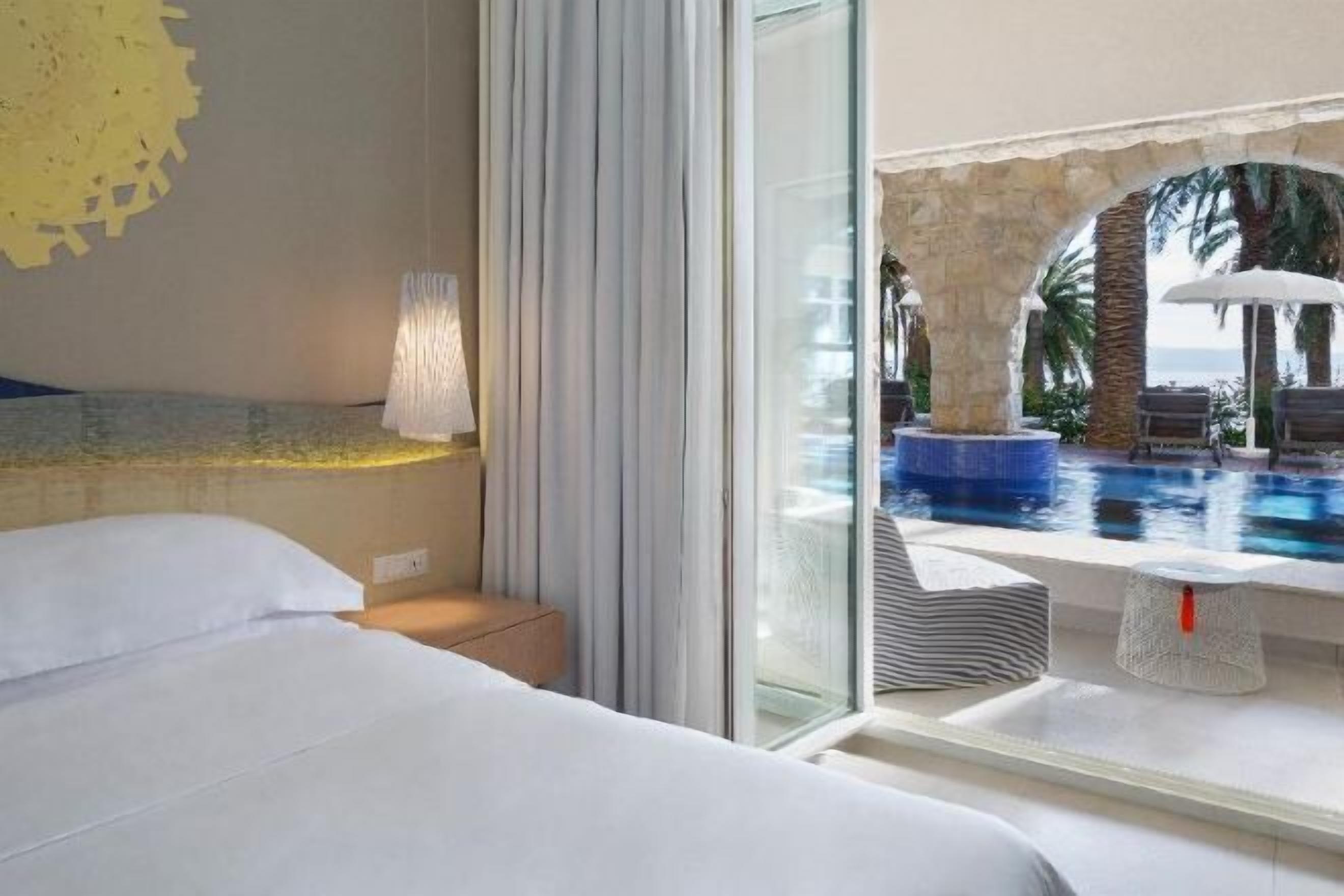 Ropa de cama hipoalergénica, edredones de plumas, minibar y caja fuerte