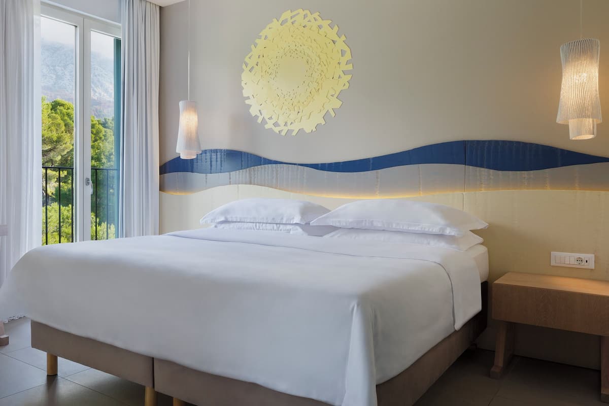 Classic Double Room | Hypo-allergenic bedding, down comforters, minibar, in-room safe