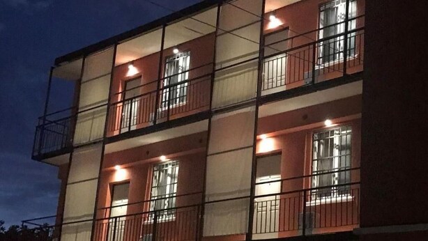 Un edifici de diversos pisos amb balcons i finestres.