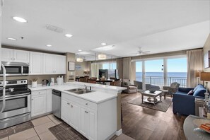 Køleskab, mikrobølgeovn, ovn, kogeplade