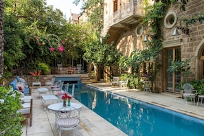 Alberca al aire libre por temporada y sombrillas en la alberca