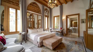 Suíte executiva, 1 cama King | Roupas de cama premium, edredons de pluma, cofres nos quartos