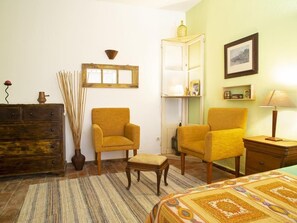 Kolmen hengen economy-huone | Yksilöllisesti sisustettu, yksilöllisesti kalustettu, työpöytä