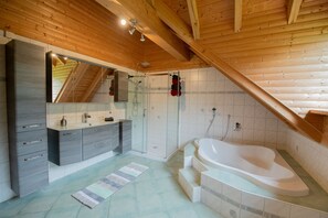 Een bad, een haardroger, handdoeken, toiletpapier