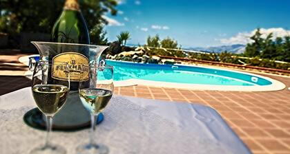 B&B in a farmhouse, room with private access to the swimming pool, a few km from the sea