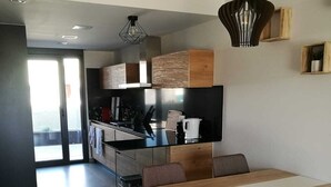 Een moderne keuken met een eethoek.