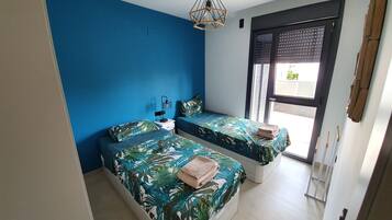 2 quartos, ferros/tábuas de passar roupa, berço de viagem