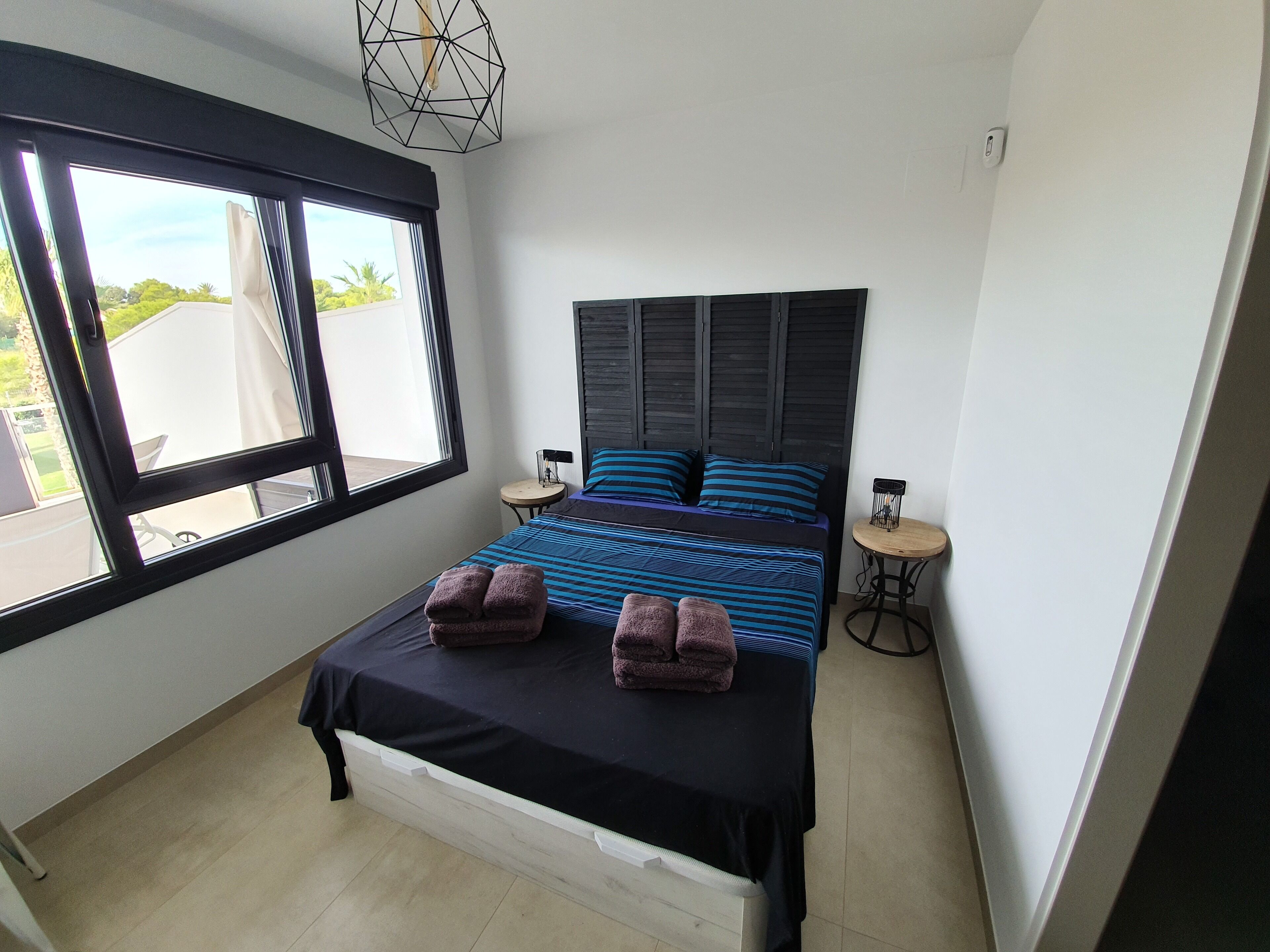 2 habitaciones, tabla de planchar con plancha y cuna de viaje 