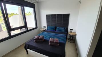 2 habitaciones, tabla de planchar con plancha y cuna de viaje