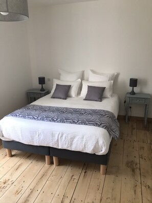 3 habitaciones, tabla de planchar con plancha y cuna de viaje 