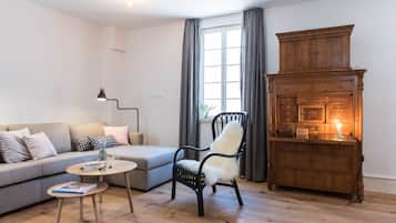 Smart-TV, Kamin, Bücher