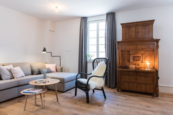 Smart-TV, Kamin, Bücher