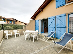 Outdoor dining - Biscarrosse Plage: Maison T3 avec Mezzanine, Terrasse, et Proche Plages (Biscarrosse Plage)