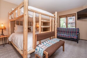2 habitaciones, escritorio, tabla de planchar con plancha y wifi gratis 