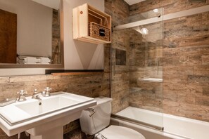 Combined shower/tub, hair dryer, towels