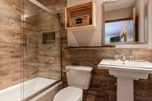 Bañera con ducha, secador de pelo, toallas