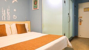 A hotel room with a bed, a wardrobe, and a door. - Dong Chang'an Hotel Beijing Shuangjin (Beijing)