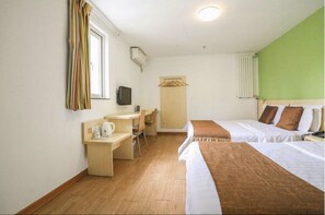 Family Room | Desk, blackout curtains, free WiFi, bed sheets - Dong Chang'an Hotel Beijing Shuangjin (Beijing)