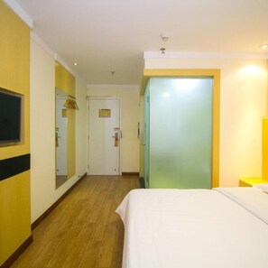 Escritorio, cortinas blackout, wifi gratis y ropa de cama