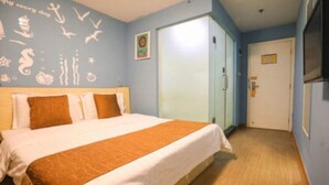 A hotel room with a bed, a door, and a wall with decorative elements. - Dong Chang'an Hotel Beijing Shuangjin (Beijing)