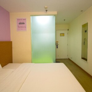 Habitación doble económica | Escritorio, cortinas blackout, wifi gratis y ropa de cama 
