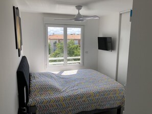 2 bedrooms, in-room safe, desk, iron/ironing board