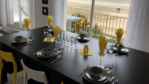 Mesa para cuatro personas con vista a la playa.