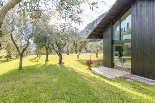 A tranquil paradise overlooking the lake