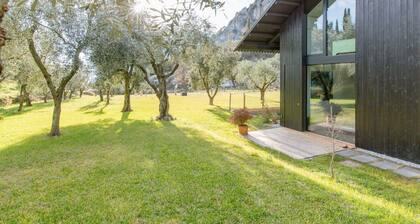 A tranquil paradise overlooking the lake