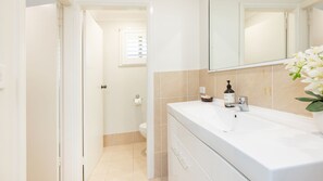 Baignoire, sèche-cheveux