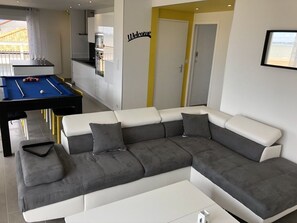 Smart TV, videogames, livros, videoteca
