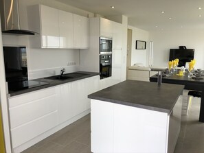 Fridge, microwave, oven, stovetop - APARTMENT "ENVIES D'AILLEURS" FACING THE SEA (Saint-Brevin-les-Pins)