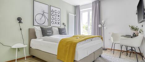 Hochwertige Bettwaren, individuell dekoriert, Schreibtisch