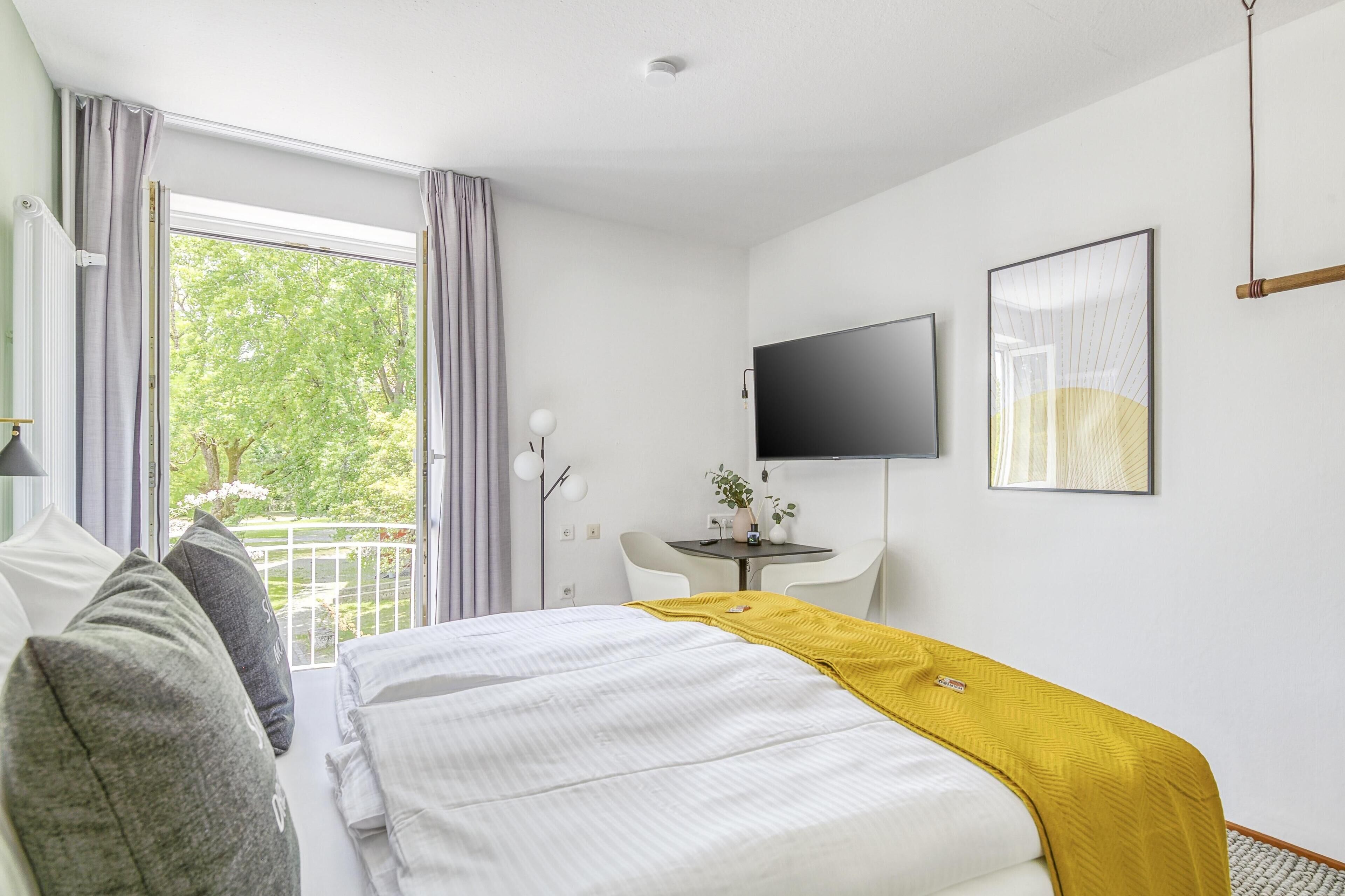 Suite S with Balcony | Hochwertige Bettwaren, Schreibtisch, laptopgeeigneter Arbeitsplatz