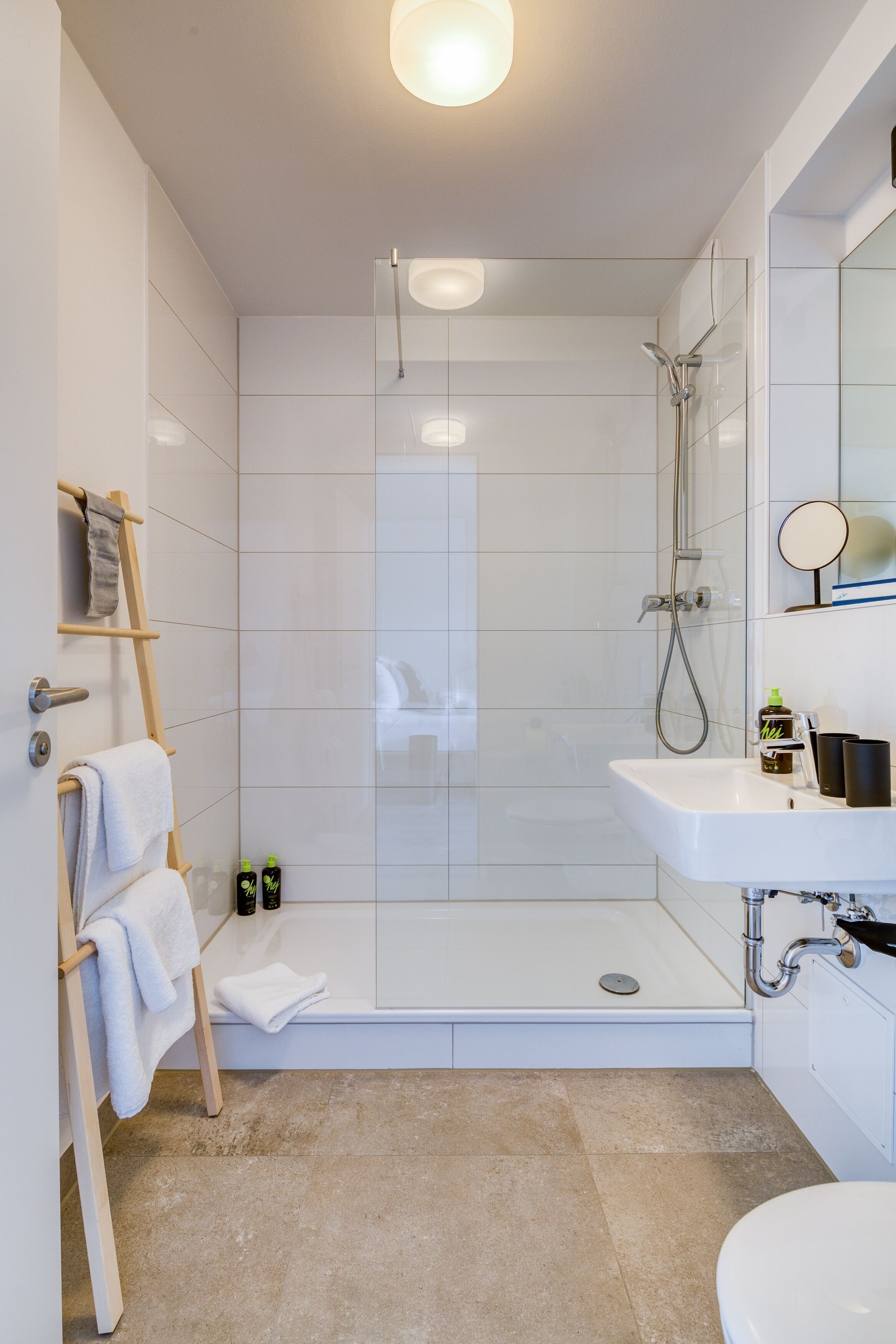 Suite M with Balcony | Bagno | Doccia, asciugacapelli, asciugamani, sapone