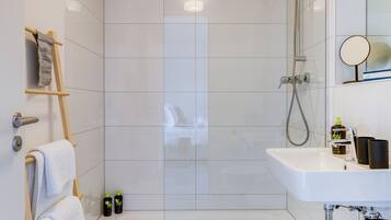 Suite M with Balcony | Badezimmer | Dusche, Haartrockner, Handtücher, Seife