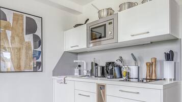 Suite M | Eigene Küche | Herdplatte, Geschirrspüler, Wasserkocher mit Kaffee-/Teezubehör