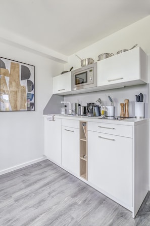 Suite M | Cocina privada | Placa de cocina, lavavajillas, cafetera o tetera y hervidor eléctrico