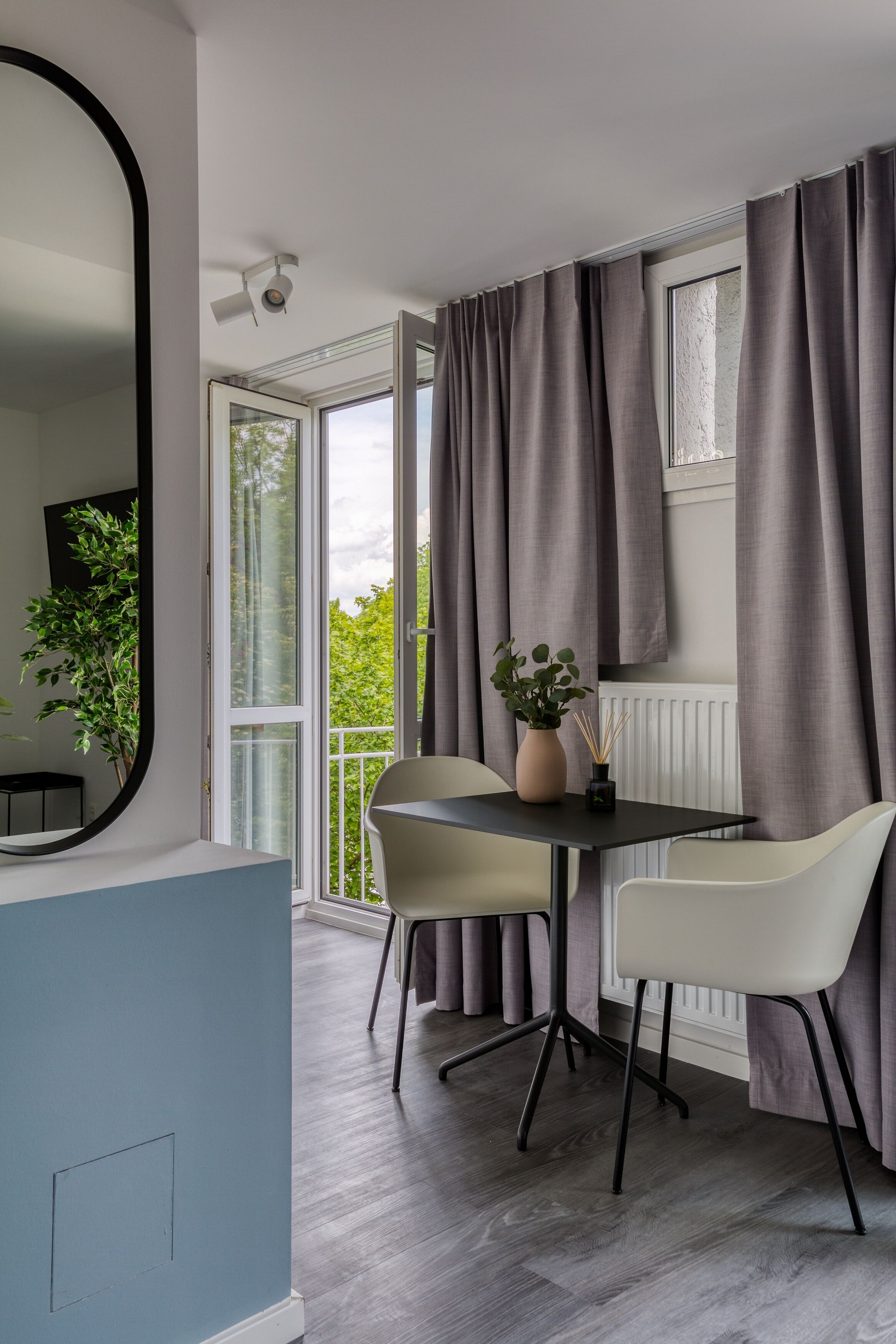 Suite M with Balcony | Wohnbereich | 165-cm-Smart-TV mit Digitalempfang, Fernseher