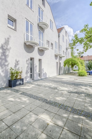 Exterior - Limehome Garching München - Nähe Airport (Garching)