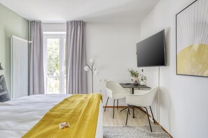 Premium bedding, individually decorated, desk, laptop workspace - Limehome Garching München - Nähe Airport (Garching)