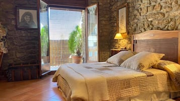 3 bedrooms, iron/ironing board, travel cot, bed sheets