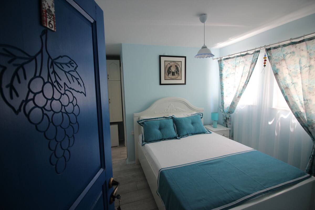 Ropa de cama de alta calidad y espacio para trabajar con laptop