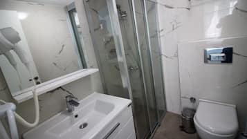 Doppia Standard | Bagno | Doccia, asciugacapelli, asciugamani, sapone