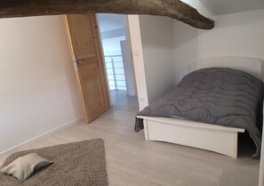 5 bedrooms, iron/ironing board, free WiFi