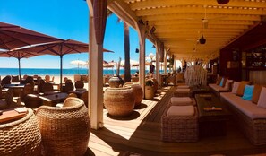 Beach nearby, sun-loungers - High Standing Villa with hill view and sunset - Departure to Porquerolles Island (La Londe-les-Maures)