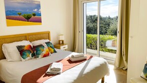 5 室のベッドルーム、デスク、防音設備、アイロン / アイロン台