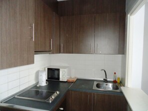 Réfrigérateur, micro-ondes, plaque de cuisson, cafetière/bouilloire